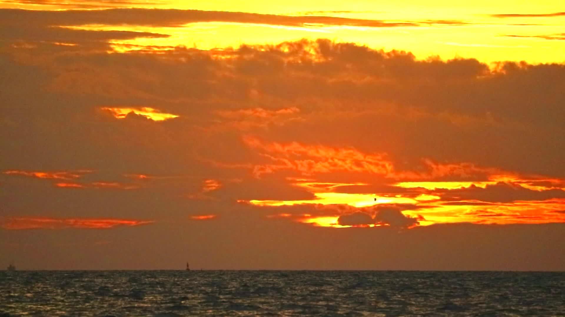 橘红色的天空和红云在海上飞舞鸟儿飞回家视频的预览图