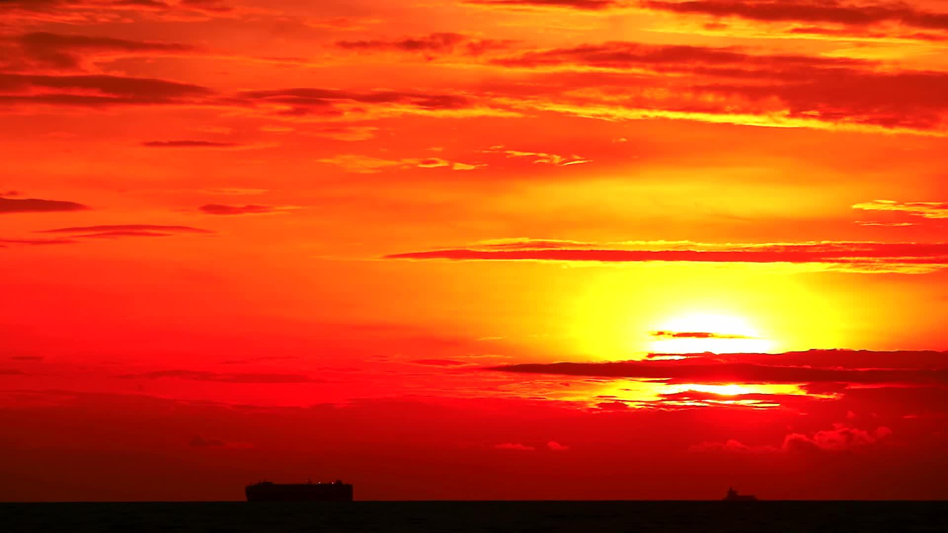 日落、橙色、黄色、天空和红云在海上漂浮轮船、货船和渔船视频的预览图