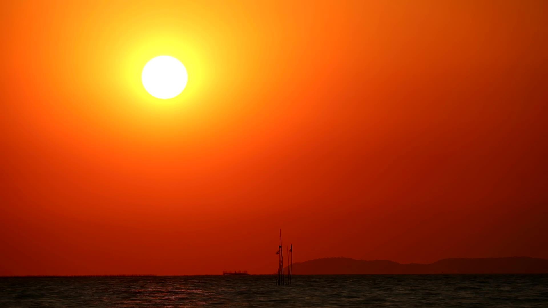 日落橙色的空中渔船渡过时空的轮光岛视频的预览图