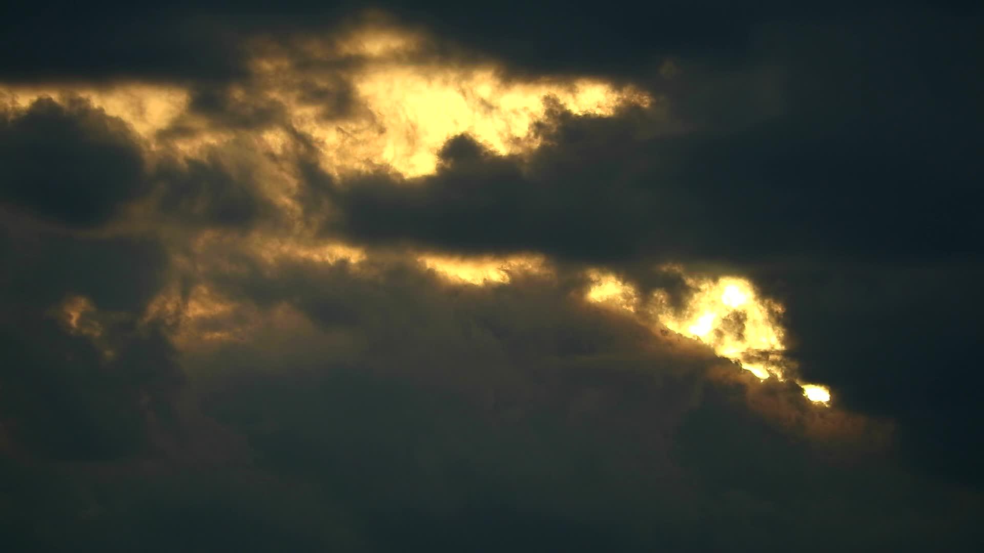 日落橙黄色的黄云在月光雨云上飘动视频的预览图