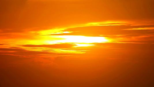 日落橙色的天空和浅红色的云在移动视频的预览图