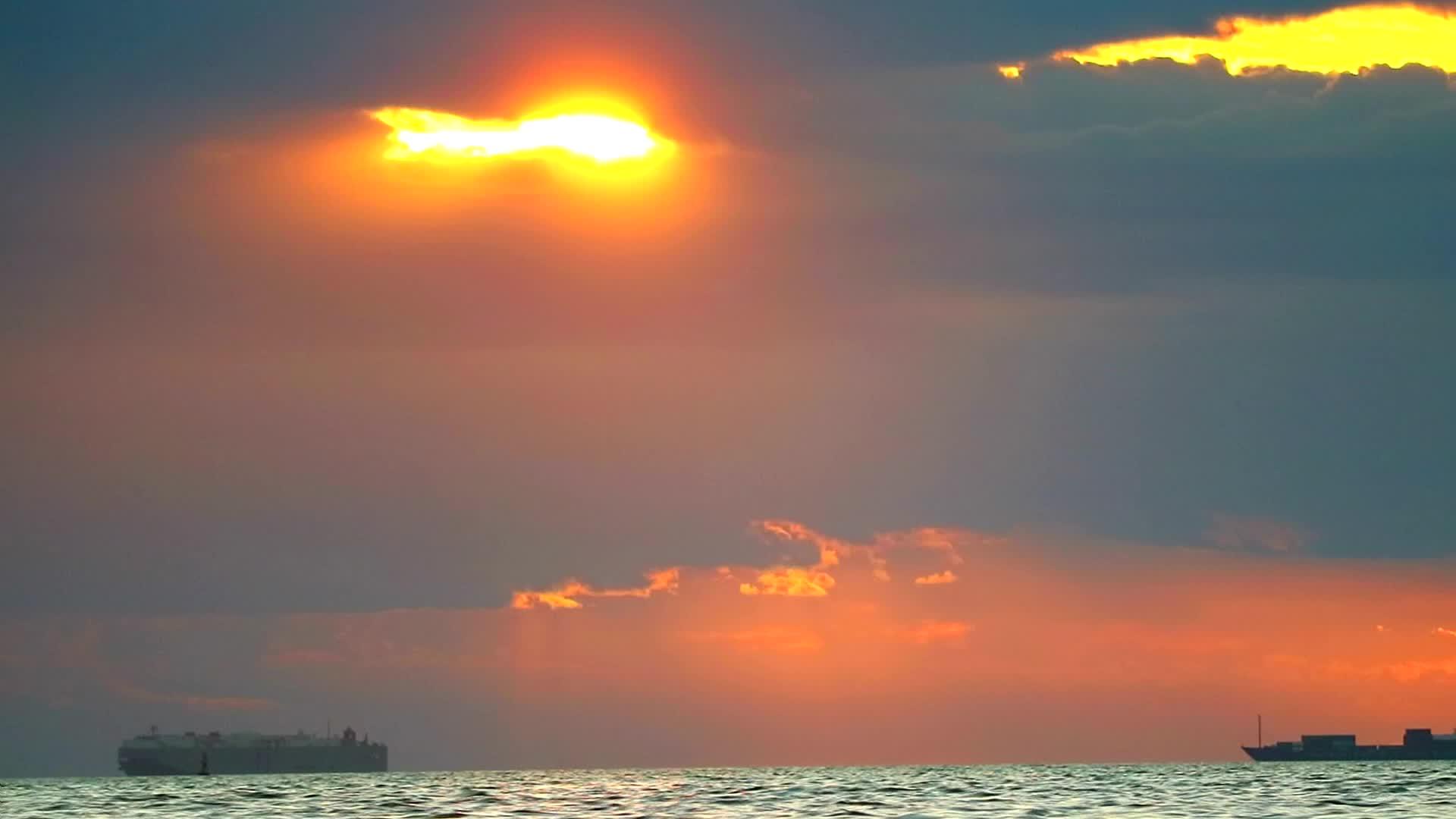 日落的云和阳光海上的货船视频的预览图
