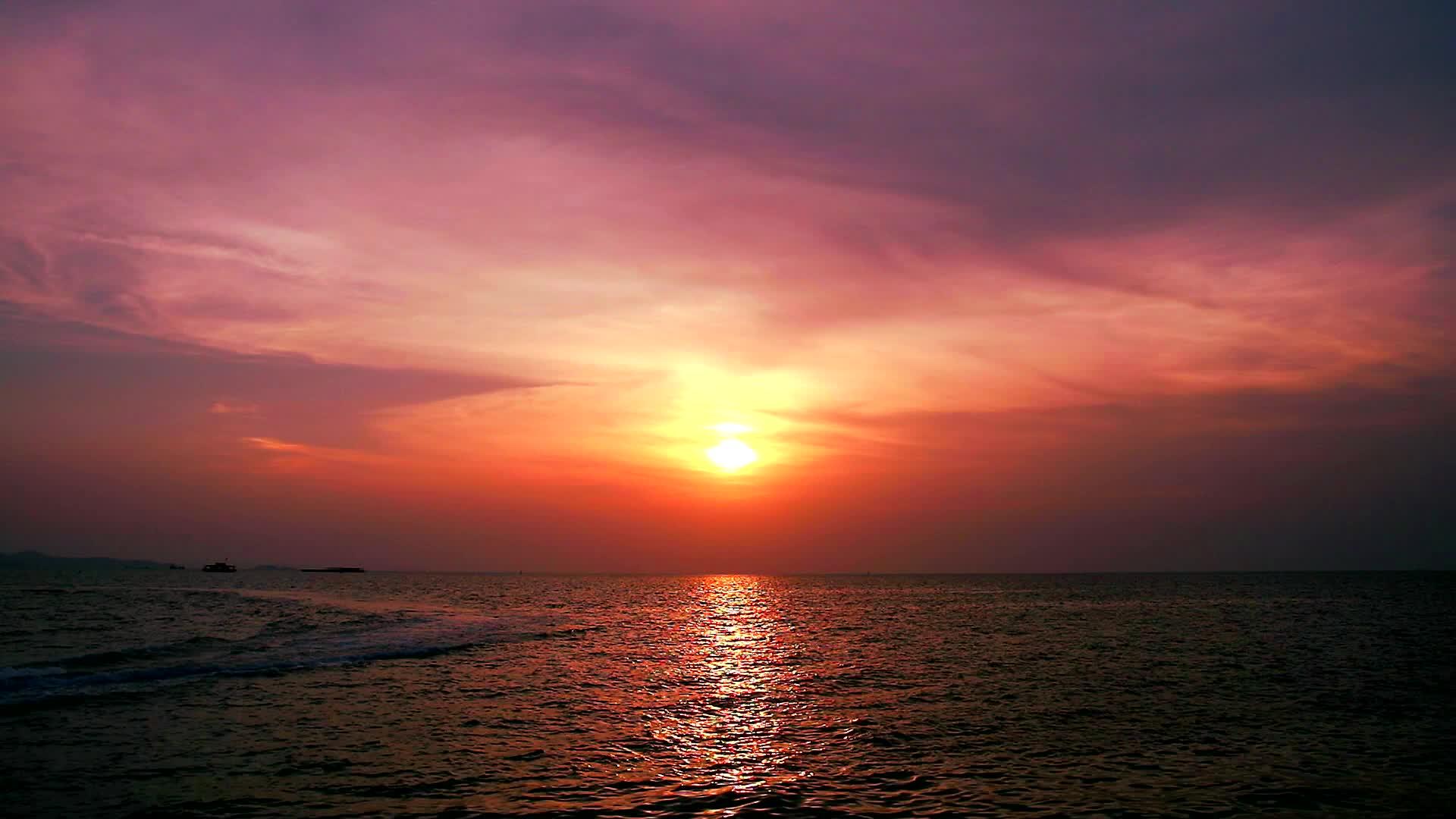 日落的红云天空在海海面和喷气滑雪视频的预览图