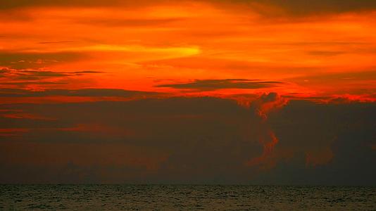 日落深橙色的天空和云移动视频的预览图