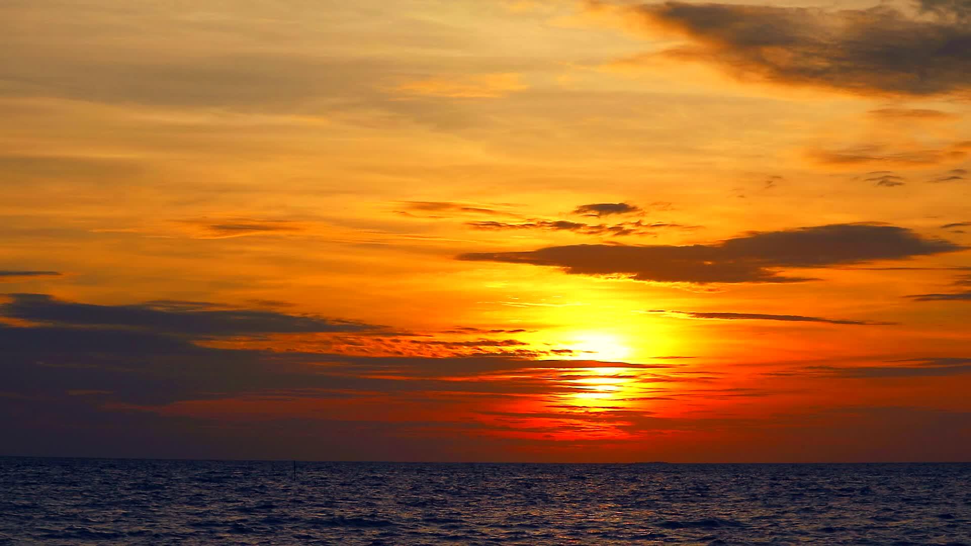 日落橙色的天空和红云在海上移动和波浪视频的预览图