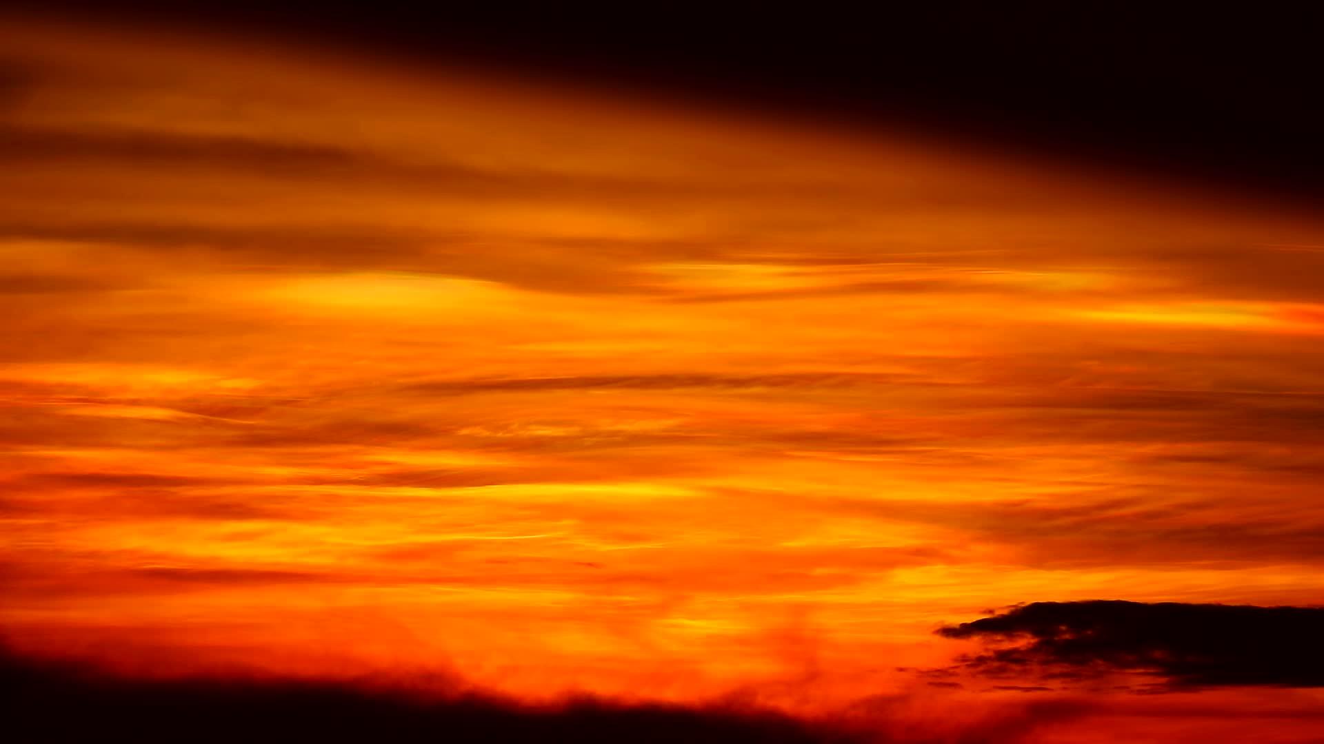 日落、天空和月光、云朵、红橙色的火焰视频的预览图