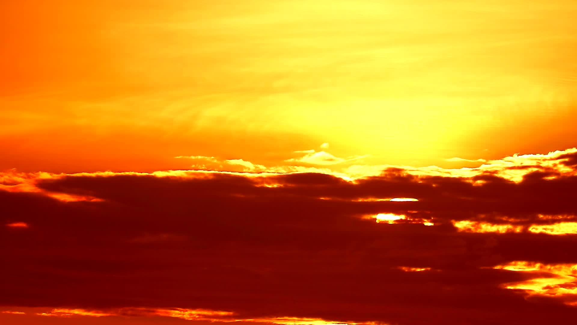 日落在深橙色的金色天空的月光下再次升起视频的预览图
