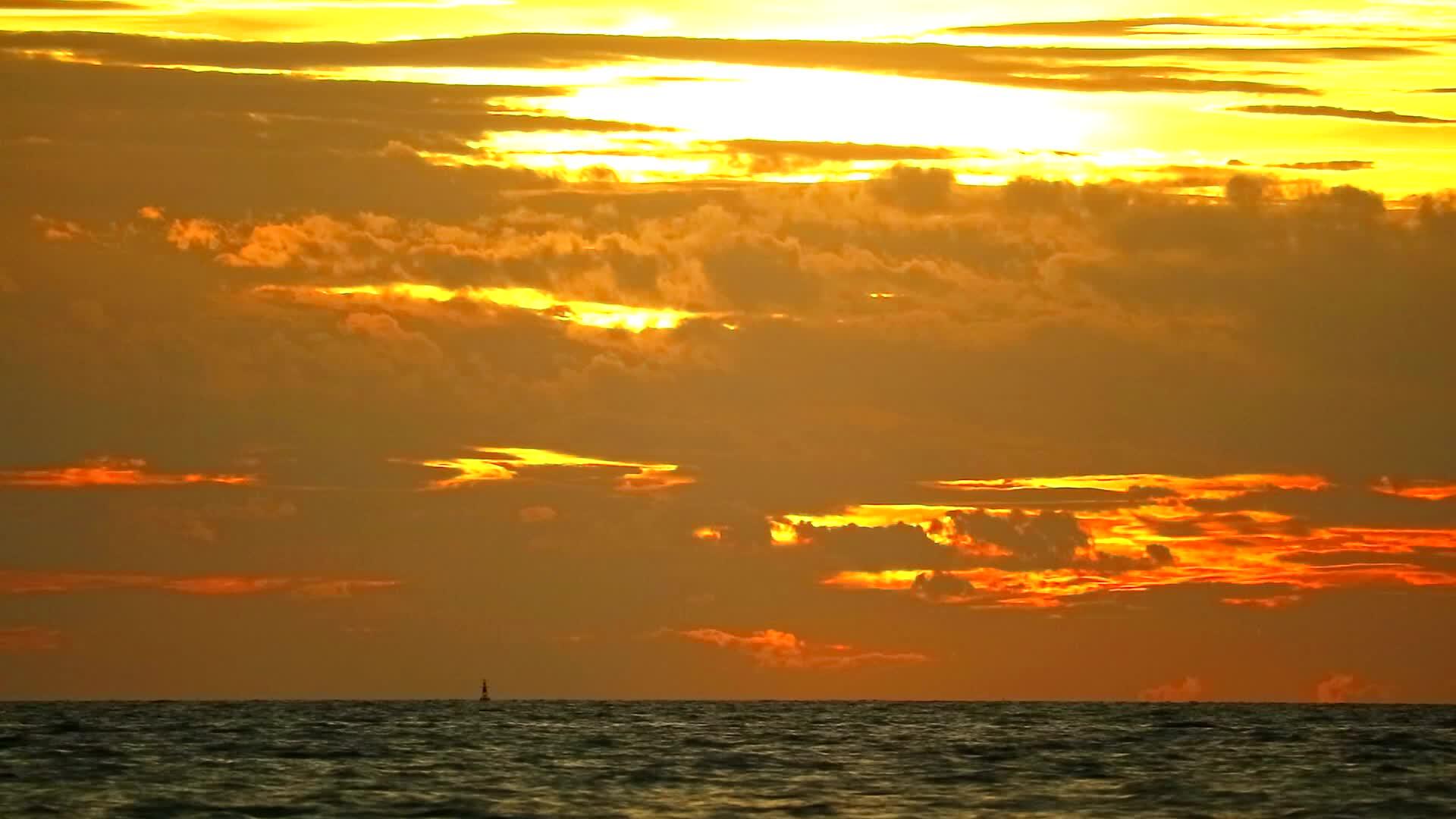 橙红色的天空和红云在海上飘扬视频的预览图