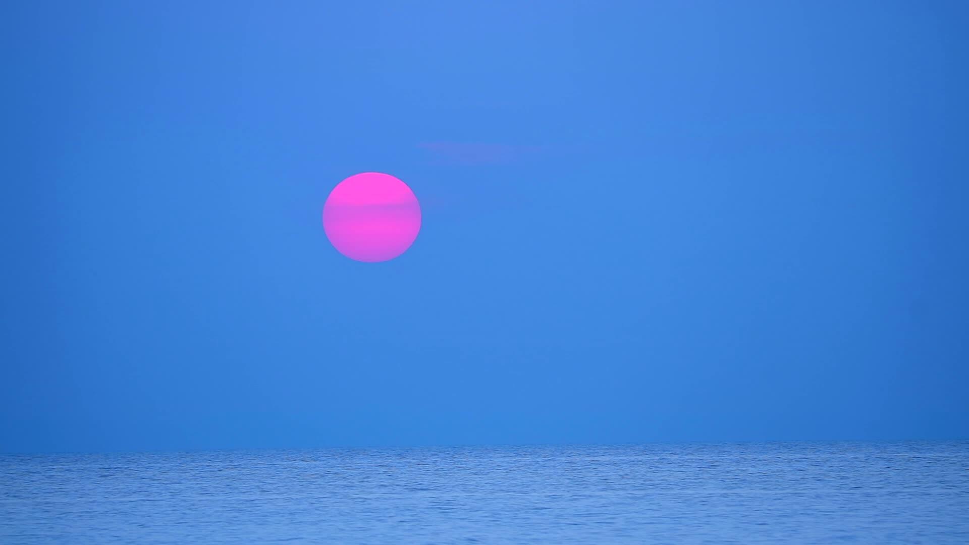 随着时间的推移日落和紫色的乌云消失在海面上视频的预览图