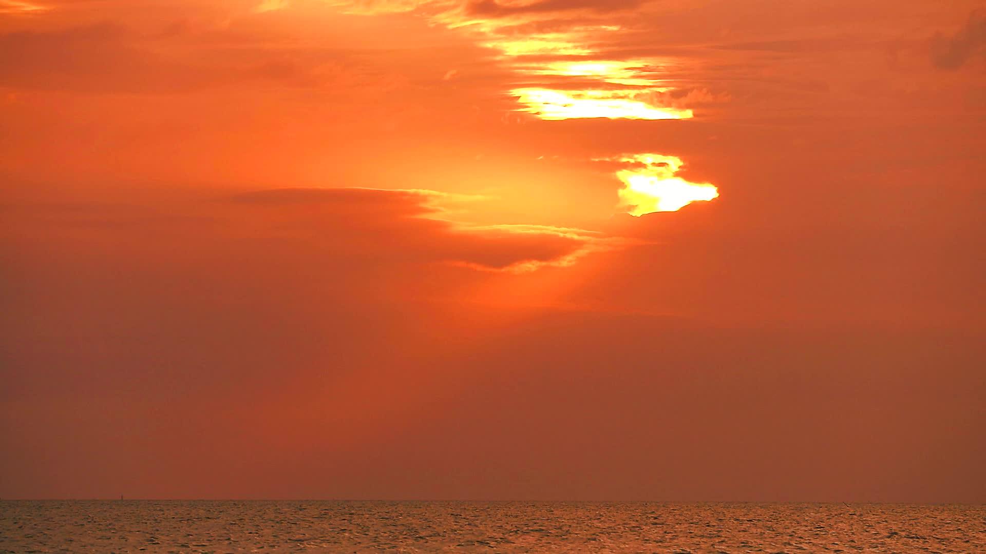 红云海上的日落和阳光照耀着橙色的天空视频的预览图