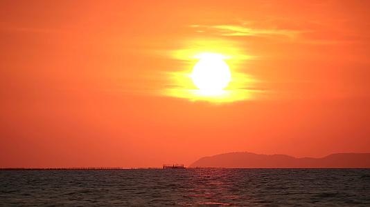 日落和阳光在海面上反射后退到岛上视频的预览图