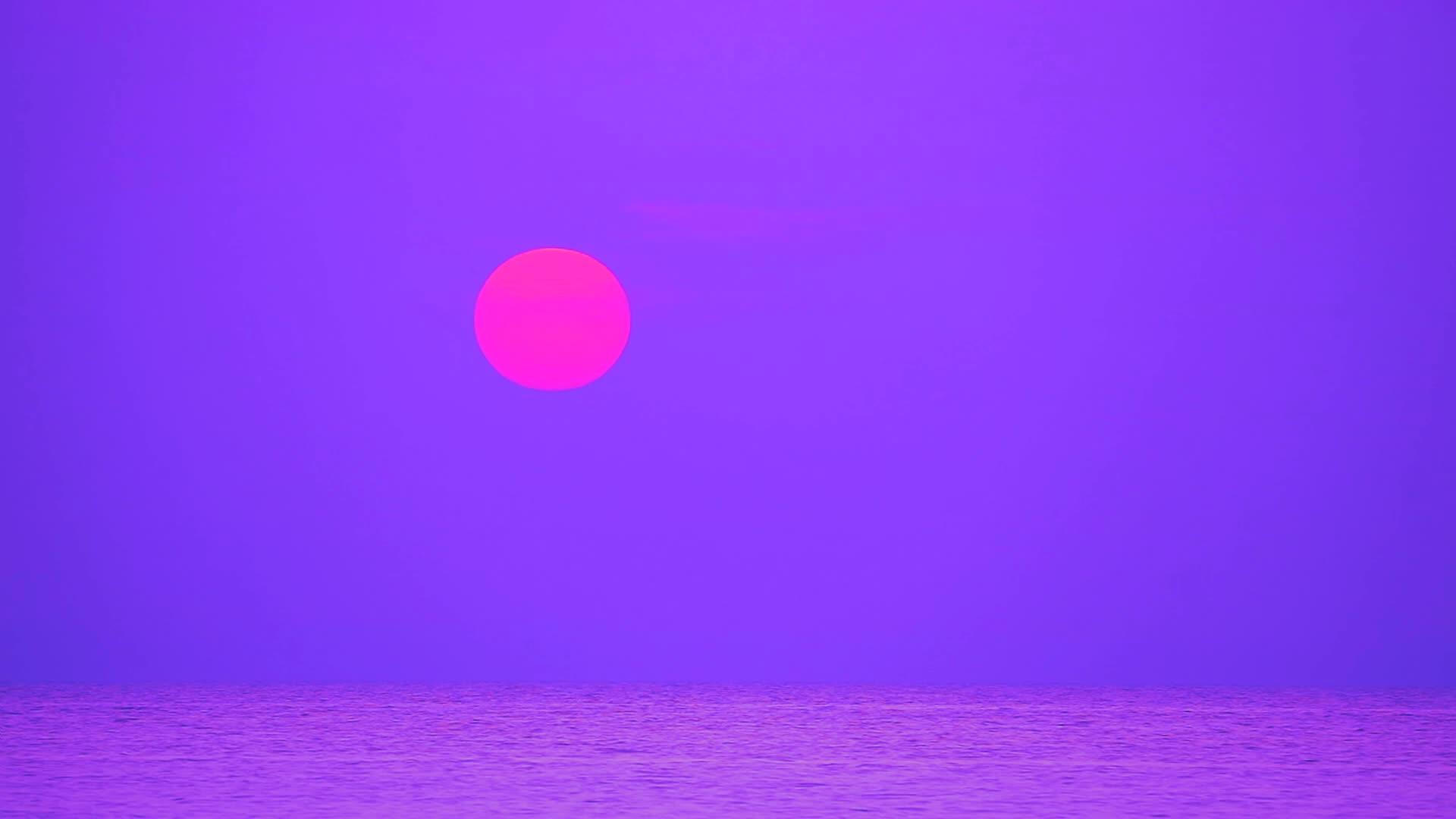日落和紫色的云在时间流逝之前消失在海面上视频的预览图