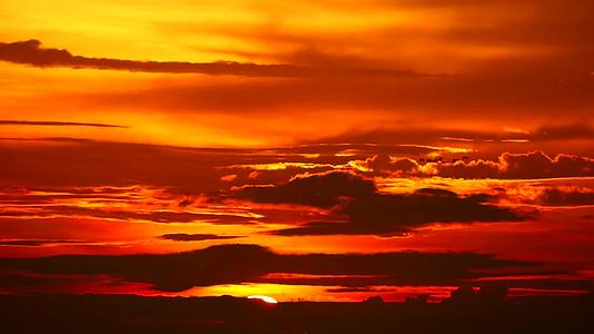 日落后黑暗的红云火焰天空和双胞胎飞回家视频的预览图