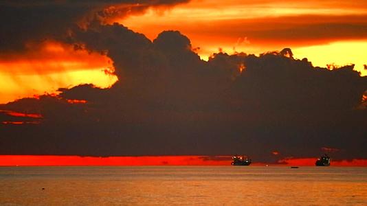 日落后红云在月光下在海中升起视频的预览图