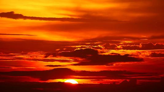 日落后黑暗的红云和火焰在天空中飞回家视频的预览图