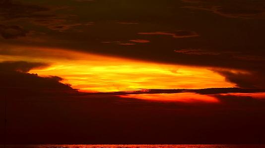 夜晚红云照亮了海边的天空视频的预览图