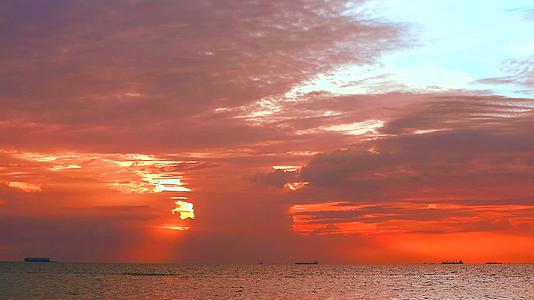 天空、日落、红海和货船停靠时会有暗红云视频的预览图