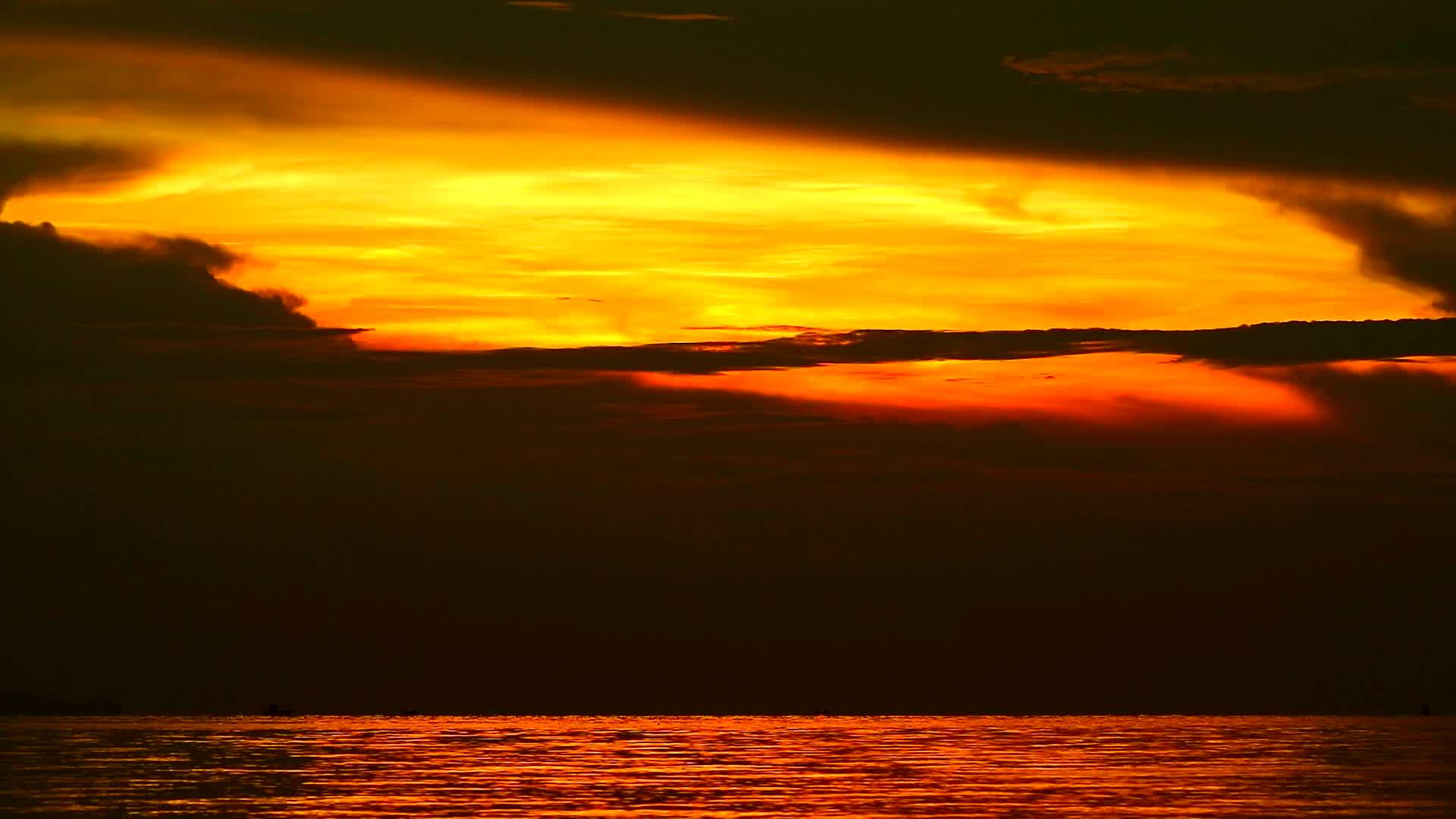 海边的黄云在夜空中橙色乌云的硬光视频的预览图