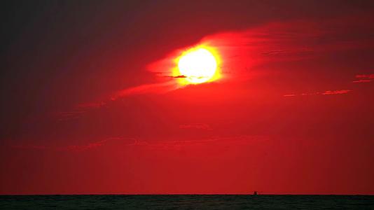 太阳落山后红云和渔船在海上行驶视频的预览图