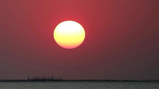 日出在红色晴天海光橙色的乌云中视频的预览图