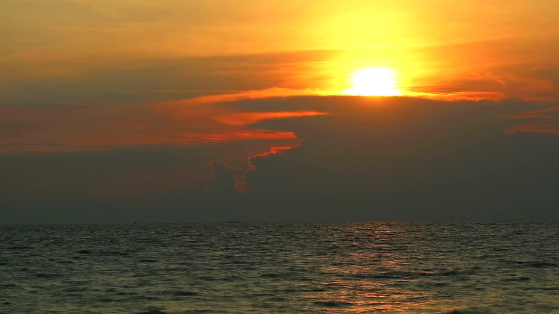 日落后月光云在海中消失视频的预览图