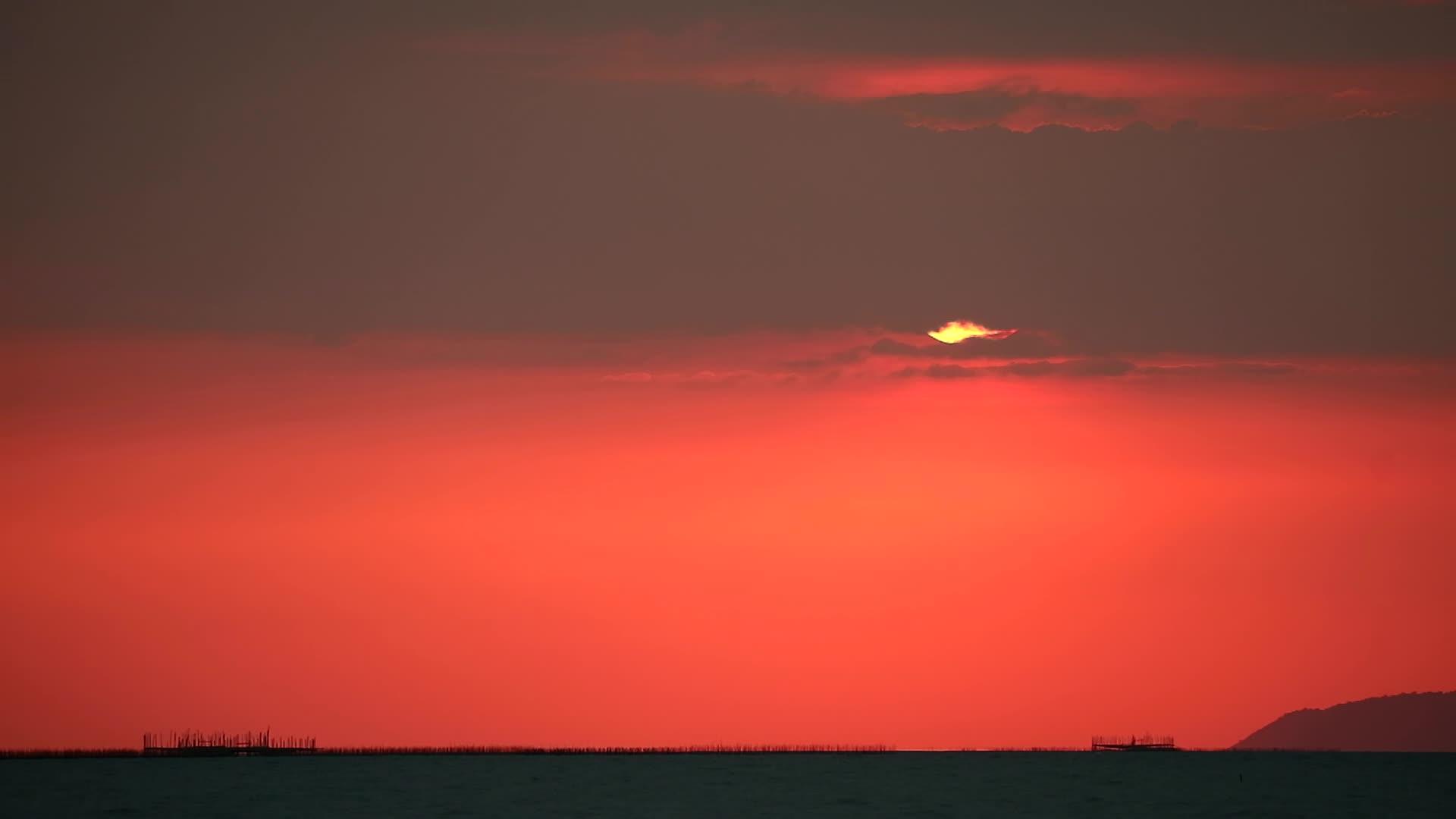 日落后月光阴云渔船过时失效视频的预览图