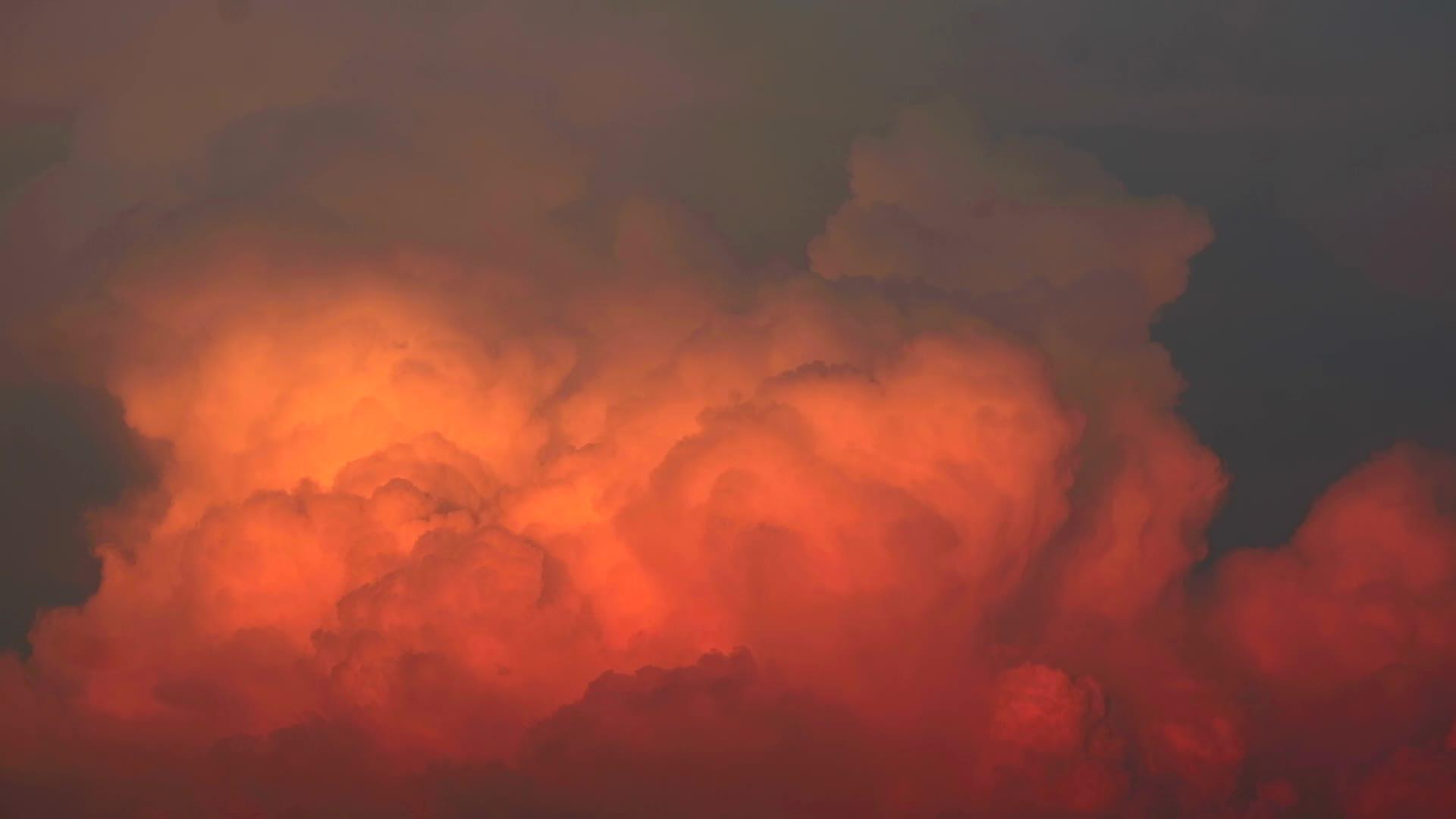 日落反射的云和红云爆炸视频的预览图