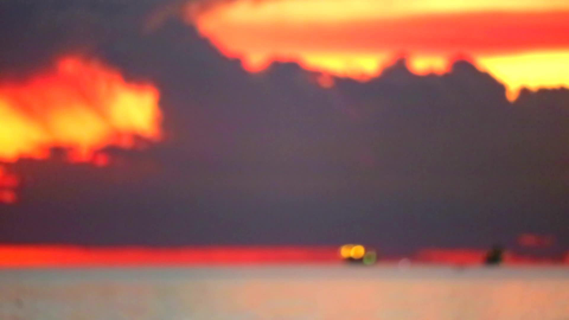 日落之后红云海中的火焰在月光下视频的预览图