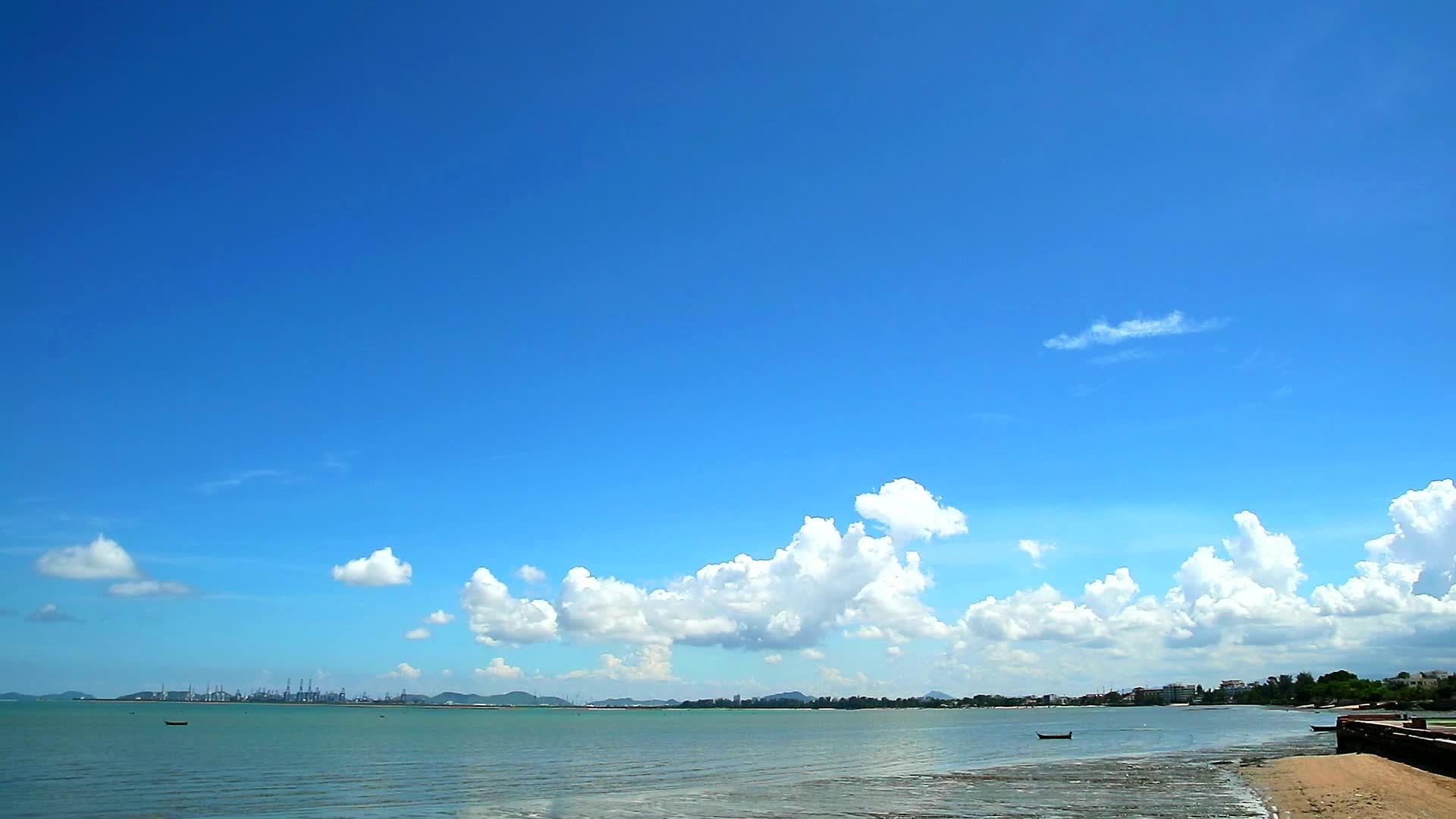 夏天的海浪和蓝天白云视频的预览图