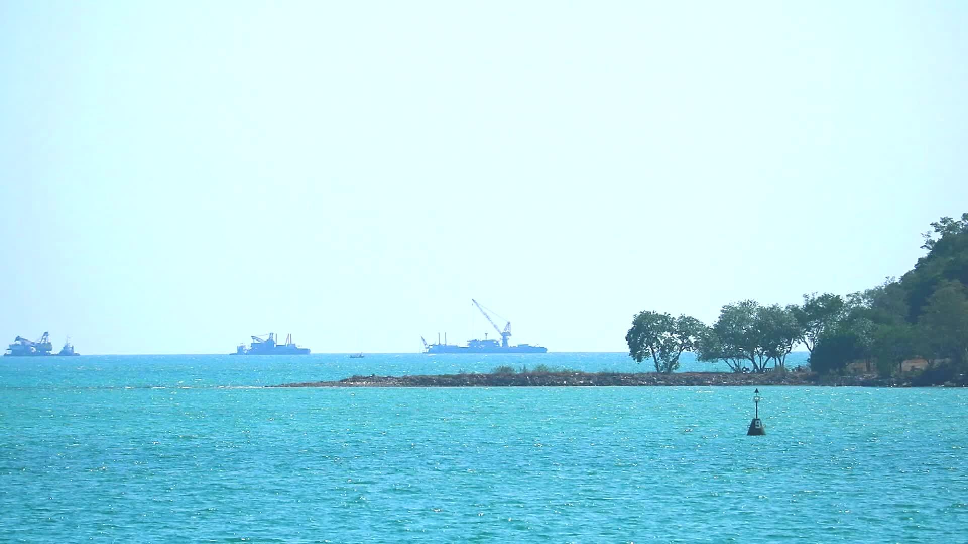 以海洋和岛屿为背景的货船视频的预览图
