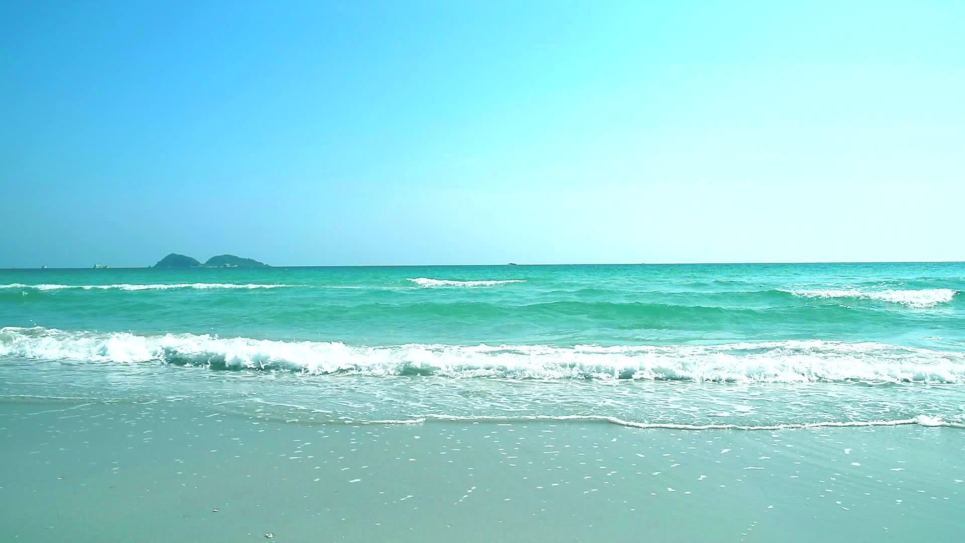 向海滩和岛屿移动小浪清空天空背景视频的预览图