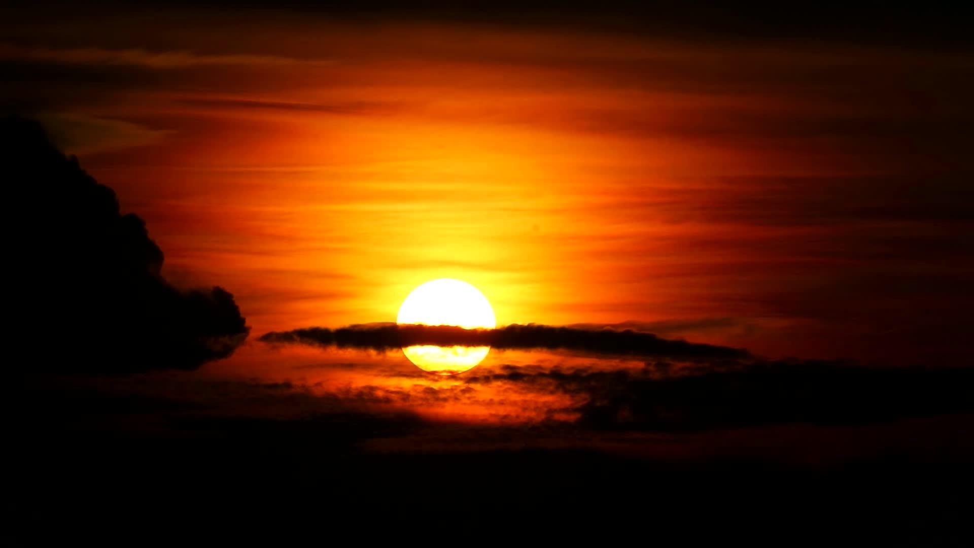 黑暗的红云日落橙色的天空和光影飞行的飞机视频的预览图