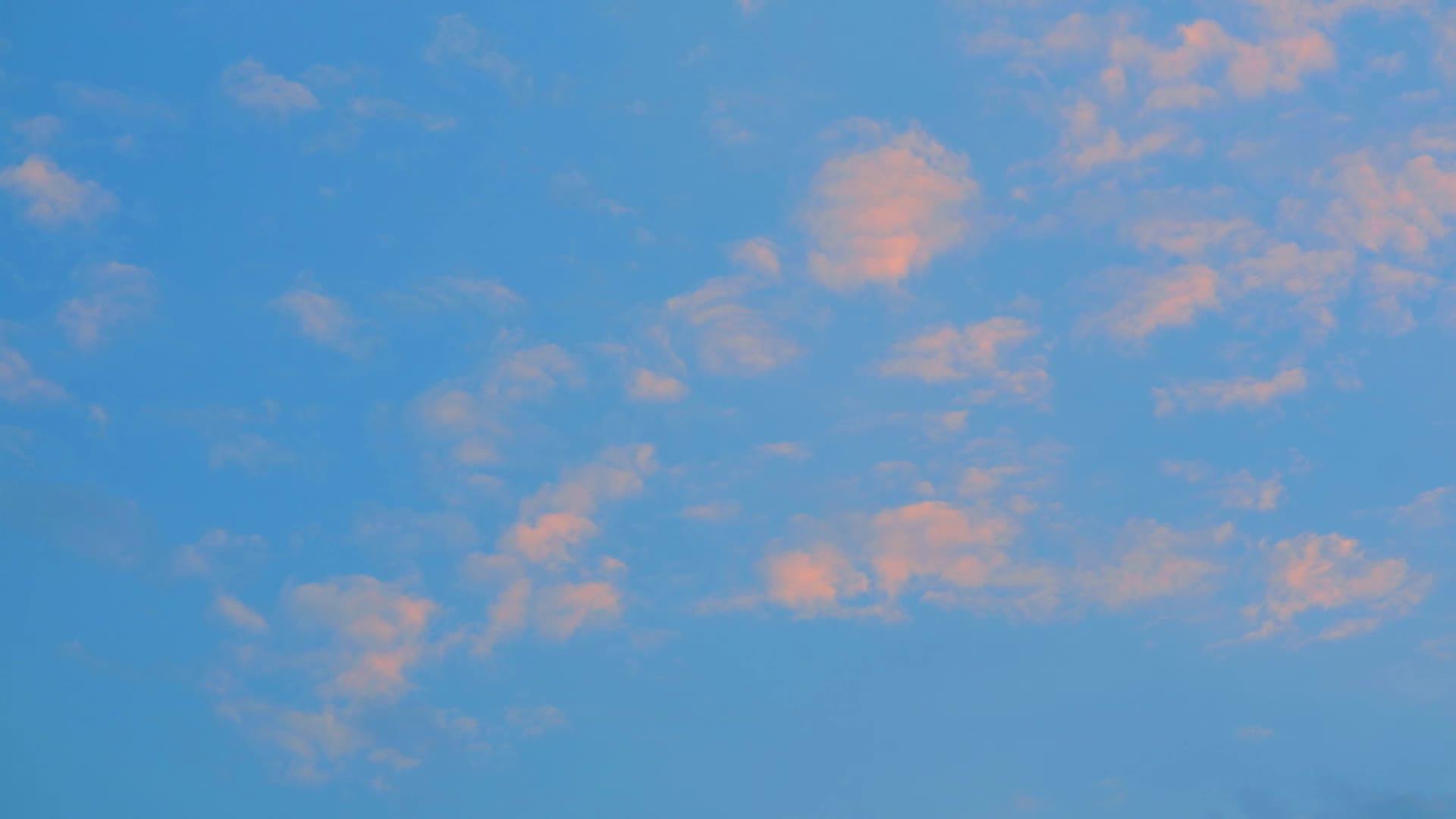 日落天空中的暗蓝云在移动时间间隔视频的预览图