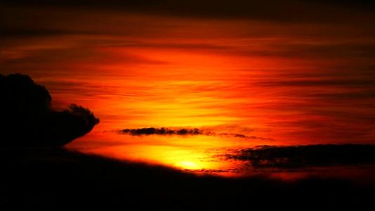 黑暗的红云、日落、橙色的天空和月光飞过太阳视频的预览图