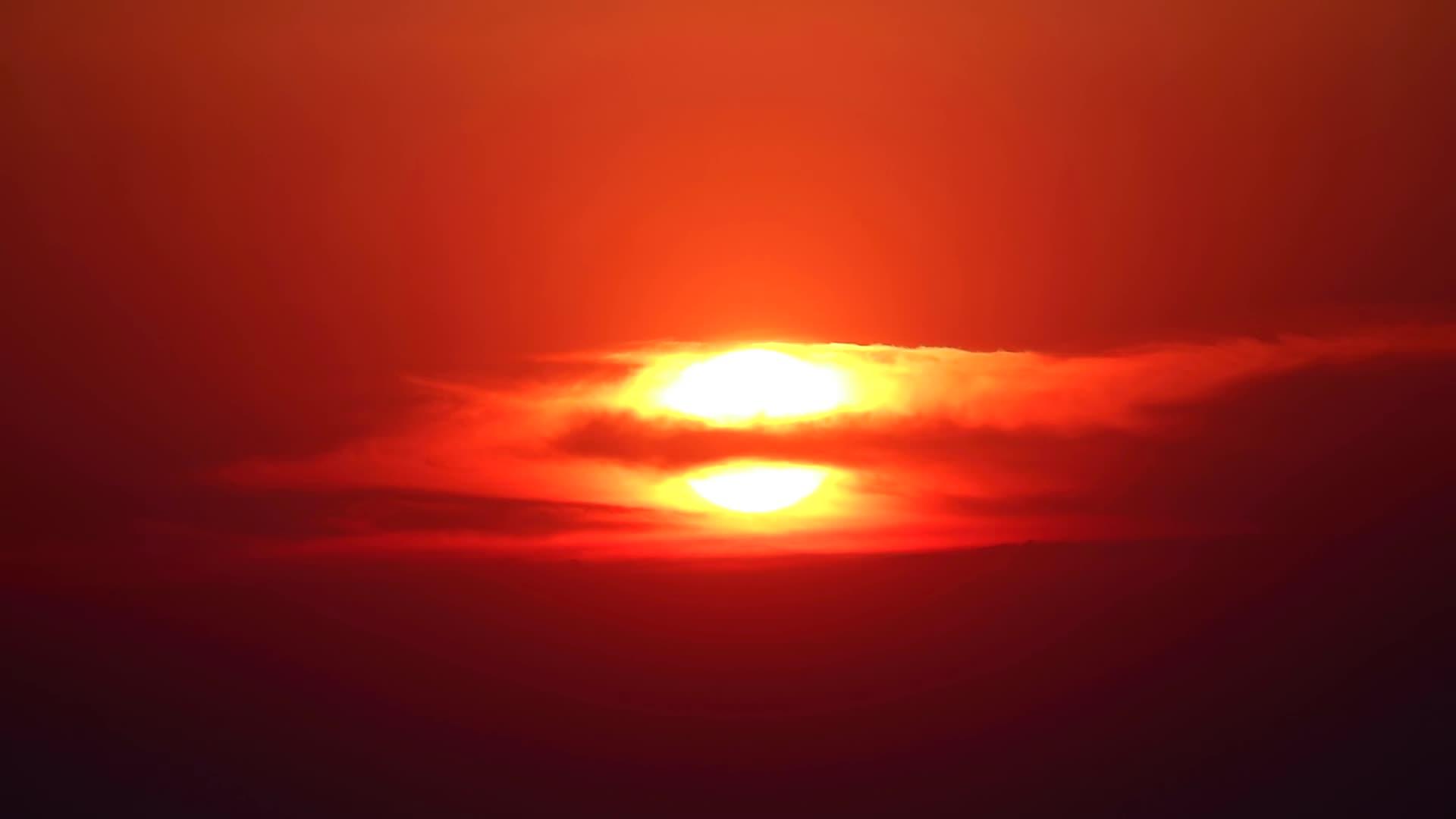 红色和橙色天空的日落回到浅橙色乌云的光线上视频的预览图