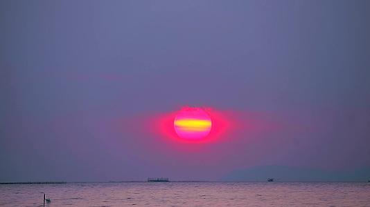 红天的日落又回到了海上的云层许多渔船穿越时空视频的预览图
