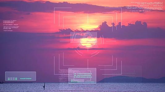 海洋和天空中的日落和紫色移动渔船上视频的预览图