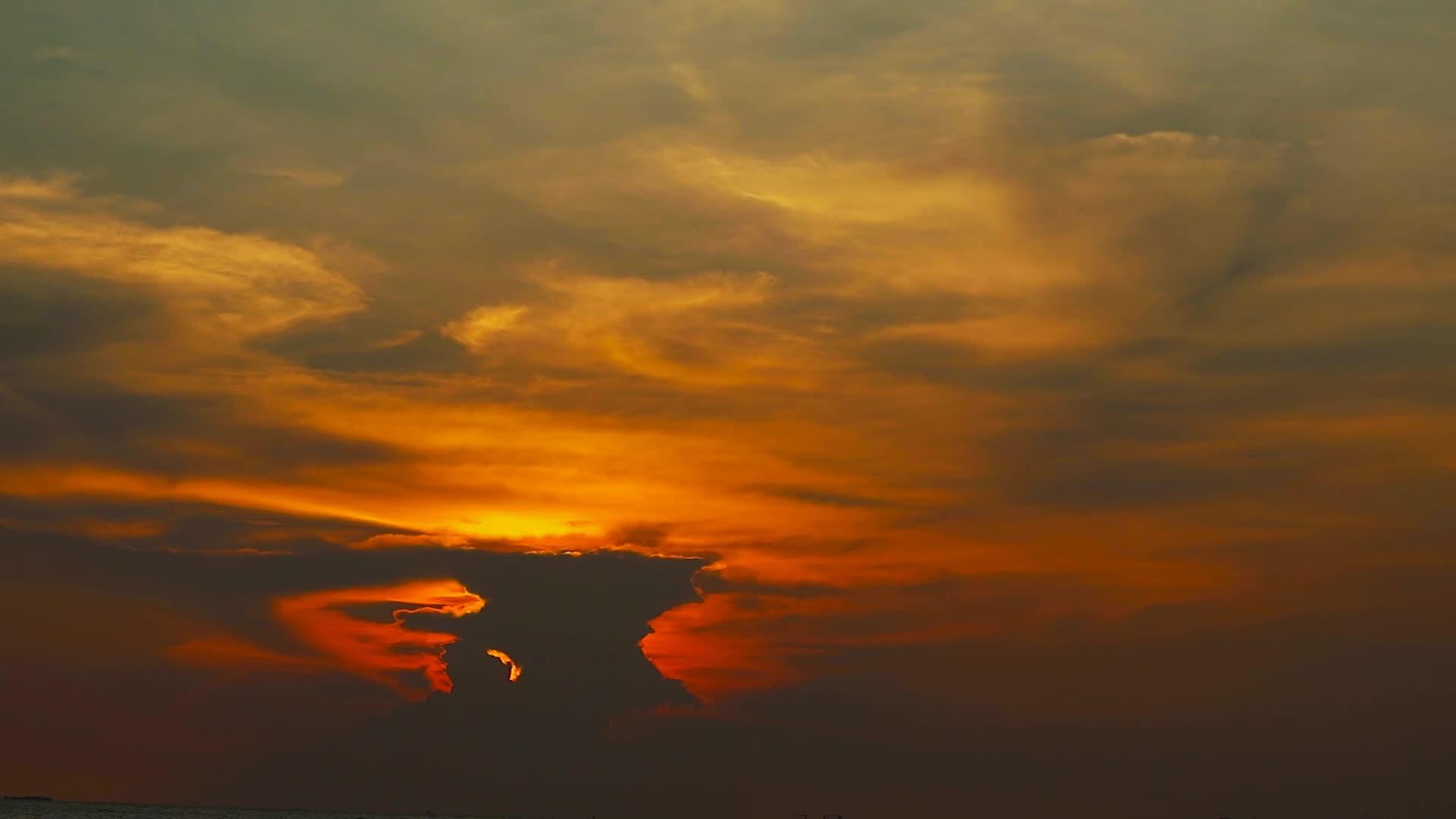 日落红色橙色的天空和乌云在时间的流逝中视频的预览图