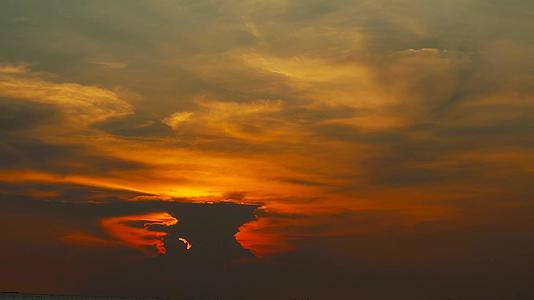 日落红色橙色的天空和乌云在时间的流逝中视频的预览图