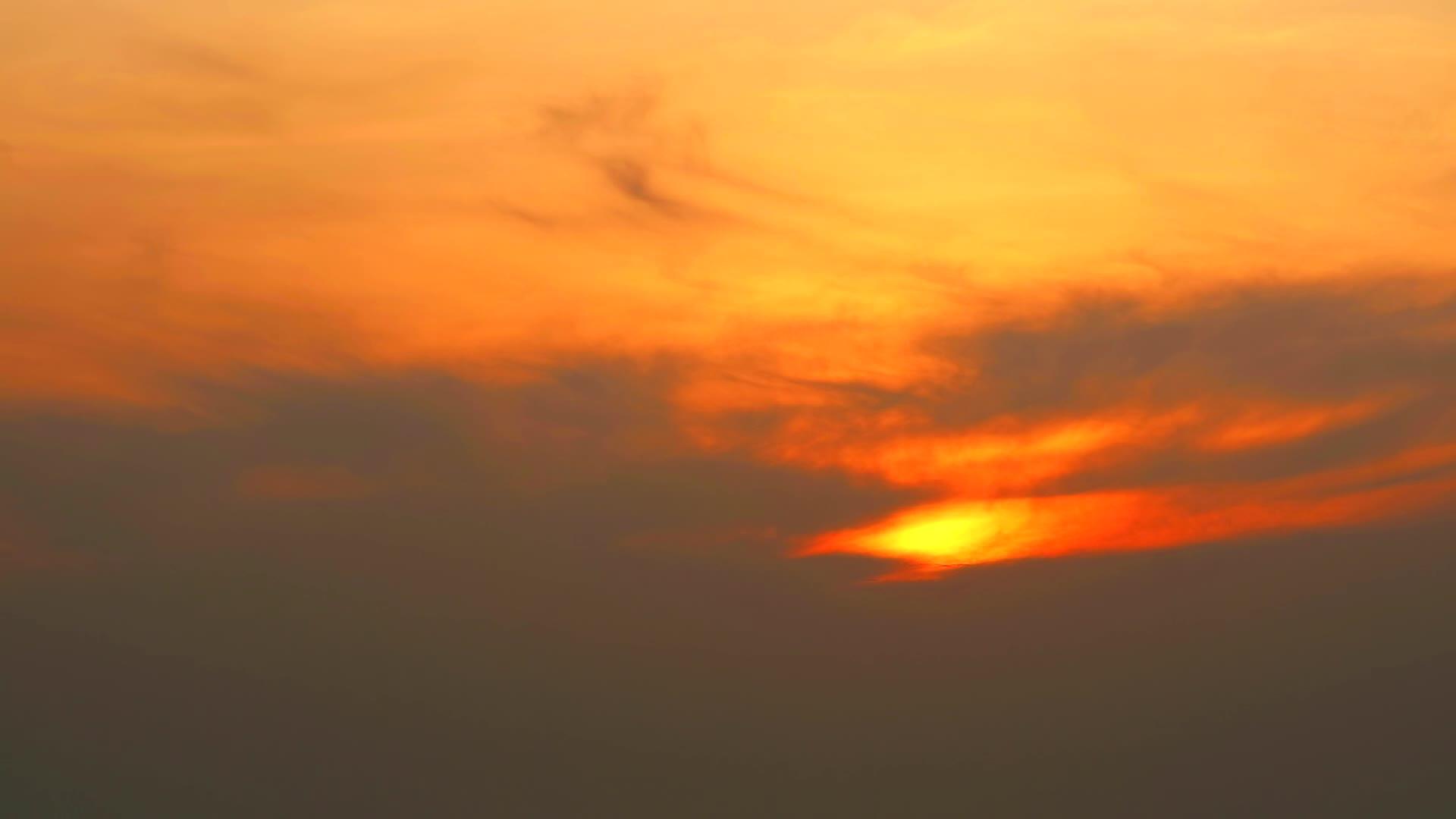 橙色的天空和圆月云流逝视频的预览图
