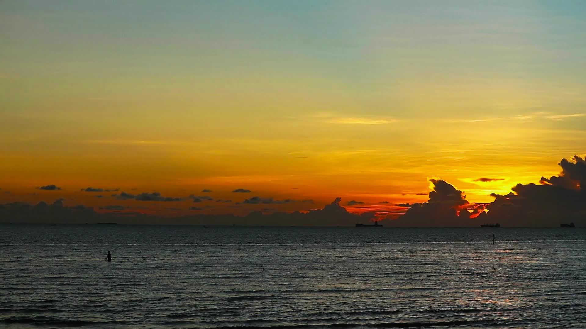 在黑暗的天空和反射的阳光下日落在海面上是罕见的视频的预览图