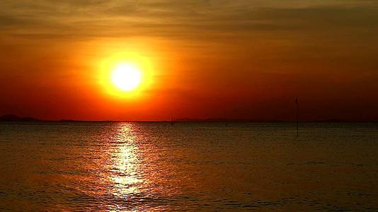 在黑暗的天空和反射的阳光下日落在海面上是罕见的视频的预览图