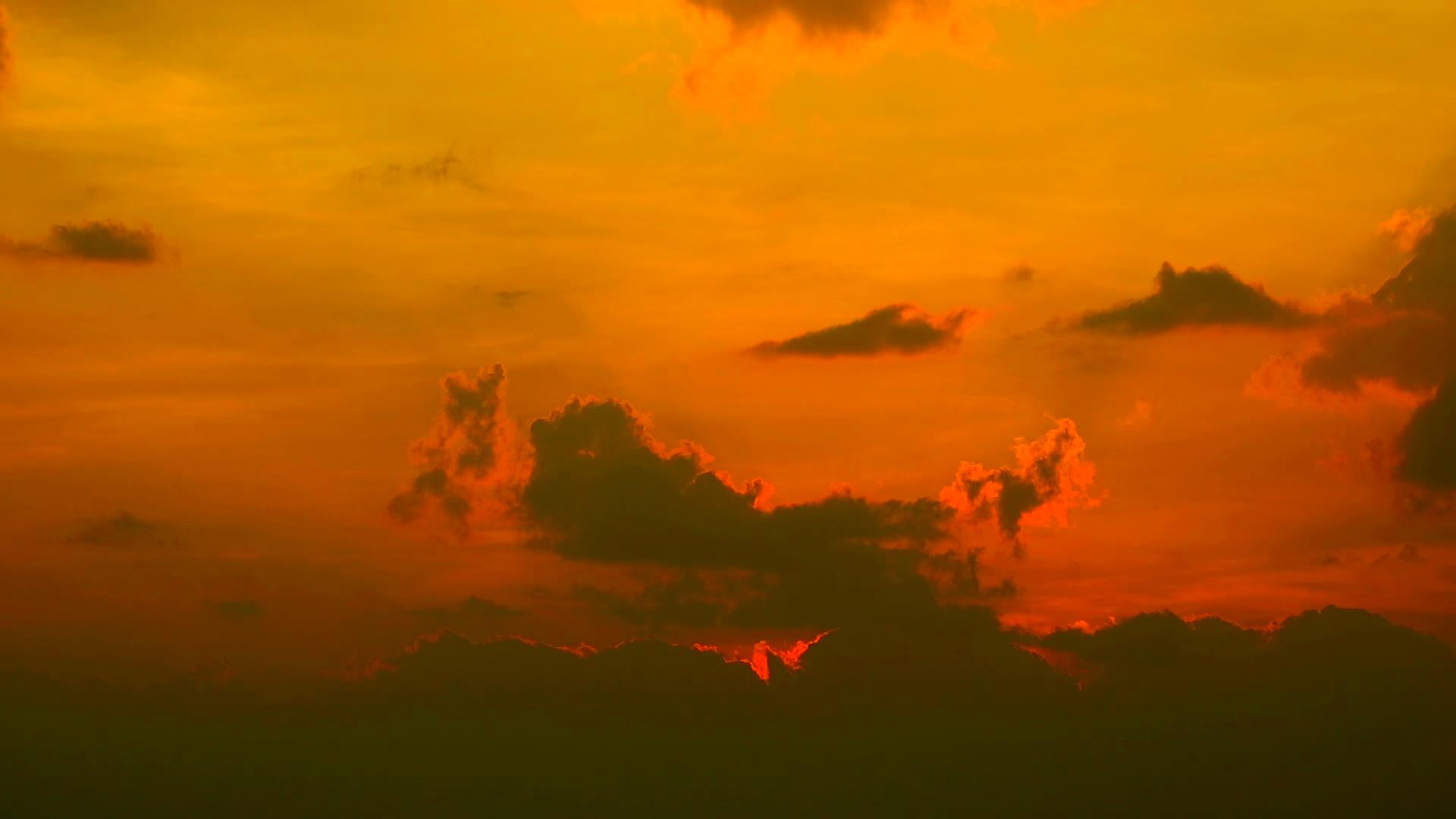日落的暗红色天空和云彩视频的预览图