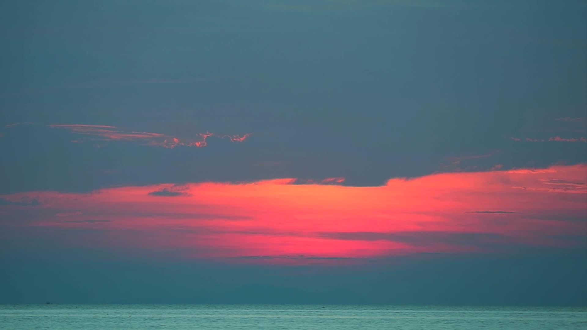 太阳日出在海橙红色的天空中回到岛上视频的预览图