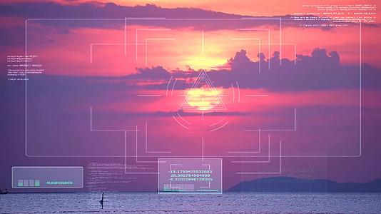 海面和海面上的小浪天空中的日落和紫色的云移动渔船视频的预览图