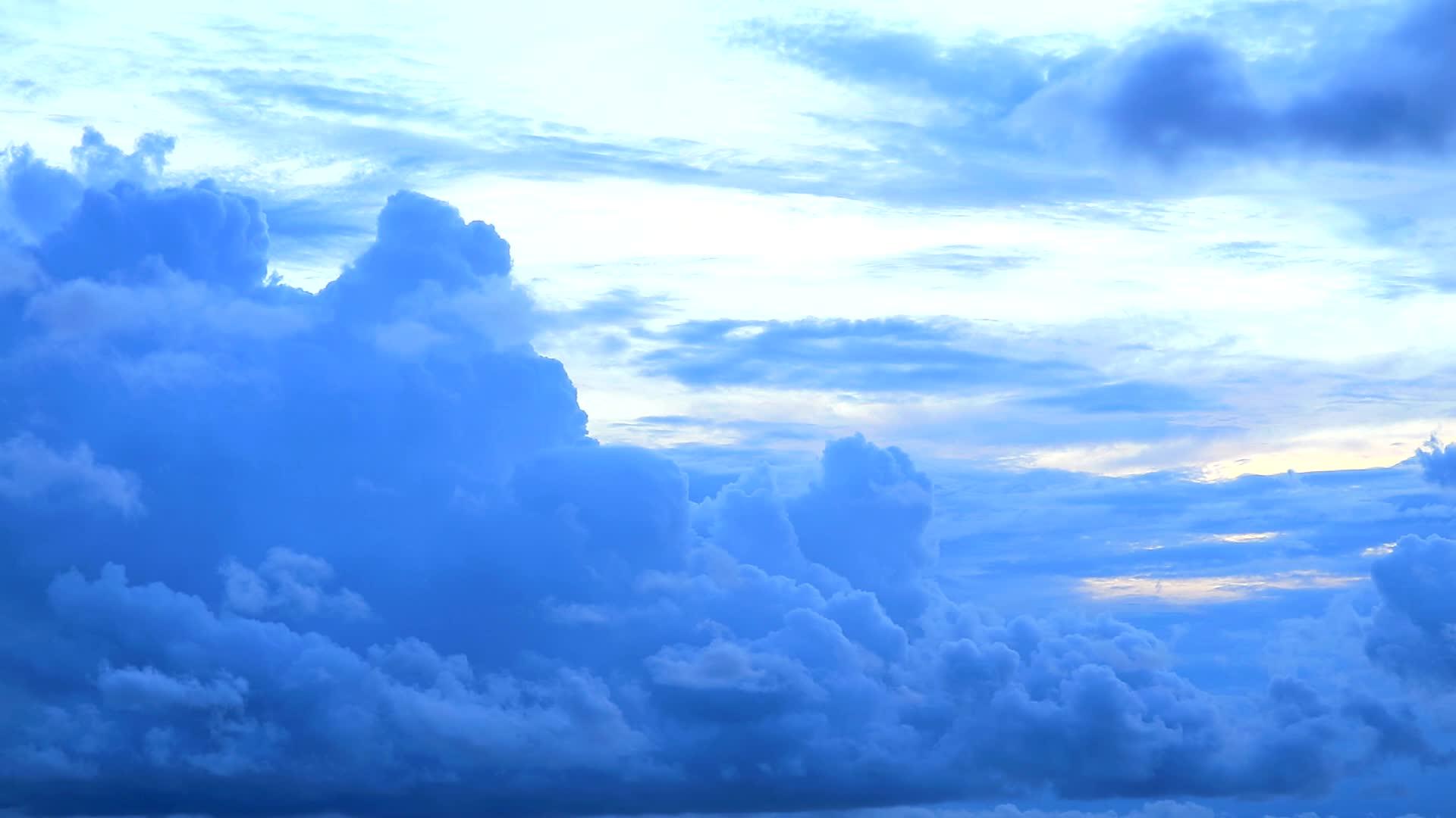 深蓝的天空和暴雨的云随风飘动视频的预览图