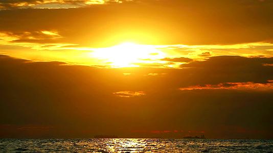 海面和小浪1的日落和反射阳光视频的预览图