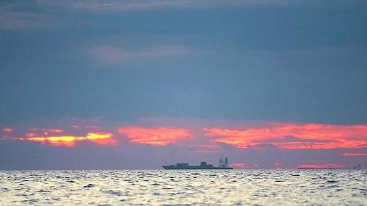海面日落查戈船的焦点是停泊视频的预览图