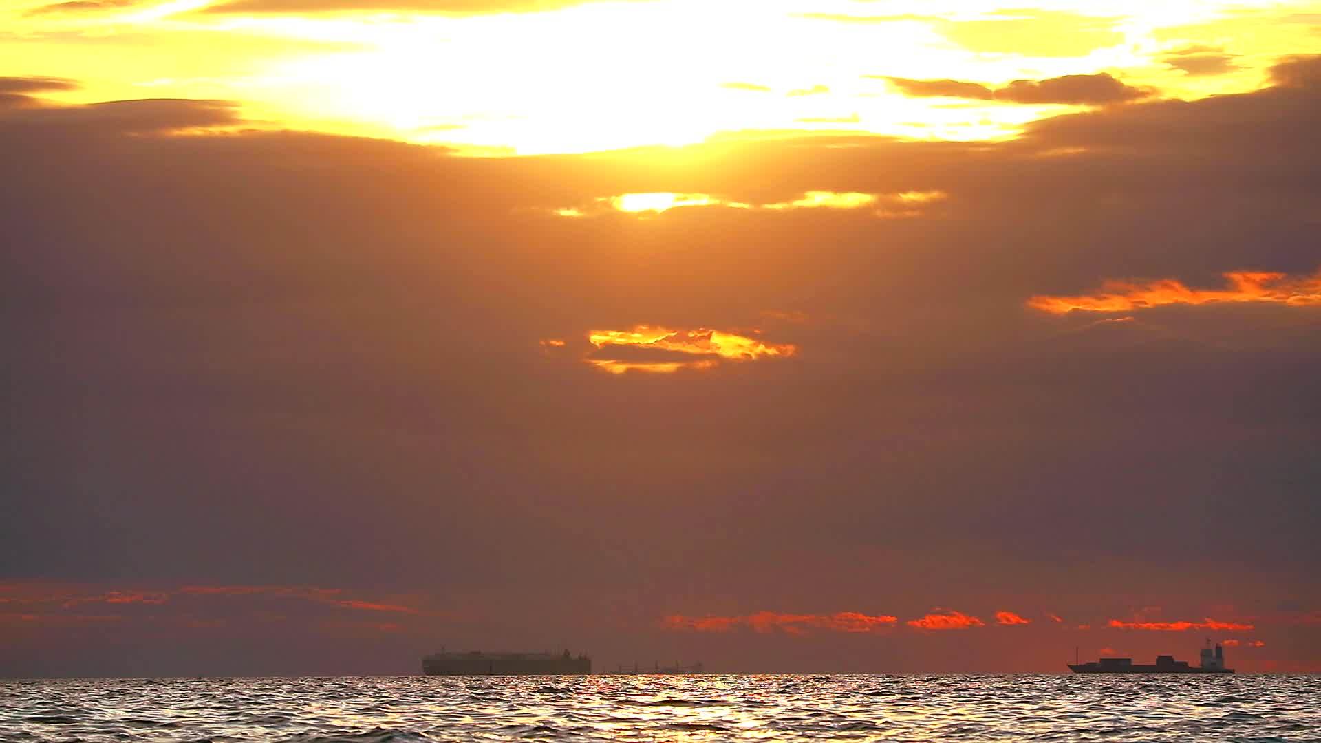 海洋和小浪的日落和反射阳光视频的预览图
