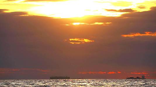 海洋和小浪的日落和反射阳光视频的预览图
